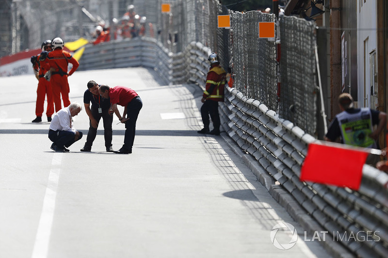 Charlie Whiting, Yarış Direktörü, FIA, kırmızı bayraklar esnasında pisti inceliyor