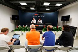 Charlie Whiting, Director de Carrera, FIA, y Matteo Bonciani, Delegado de Medios de la FIA, incluido Adam Cooper durante una conferencia de prensa