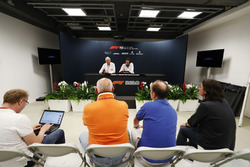Charlie Whiting, directeur de course, FIA, et Matteo Bonciani, délégué média de la FIA, face à la presse