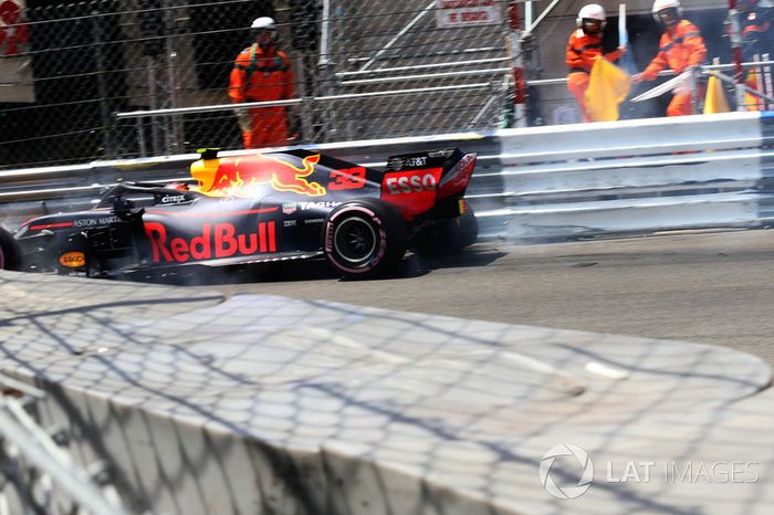 Max Verstappen, Red Bull Racing RB14 golpea la barrera y se estrella