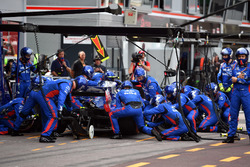 Pierre Gasly, Scuderia Toro Rosso STR13, pit stop