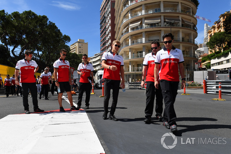 Marcus Ericsson, Sauber walks the track