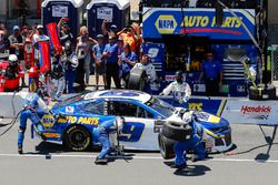 Chase Elliott, Hendrick Motorsports, Chevrolet Camaro NAPA Auto Parts pit stop