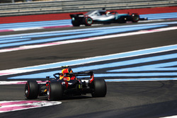 Макс Ферстаппен, Red Bull Racing RB14, переслідує Льюіса Хемілтона, Mercedes AMG F1 W09
