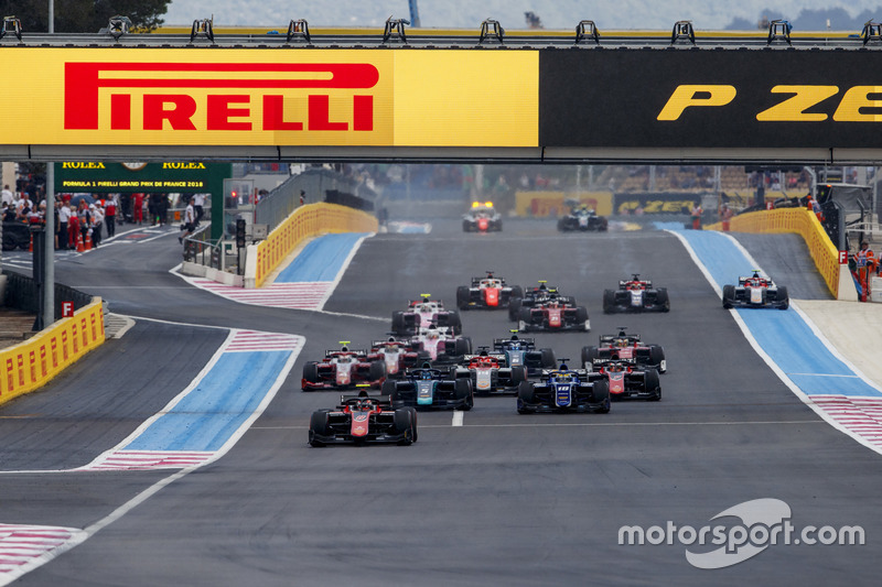 George Russell, ART Grand Prix, leads Sergio Sette Camara, Carlin and the rest of the field at the start of the race