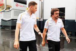 Stoffel Vandoorne, McLaren, et Fernando Alonso, McLaren