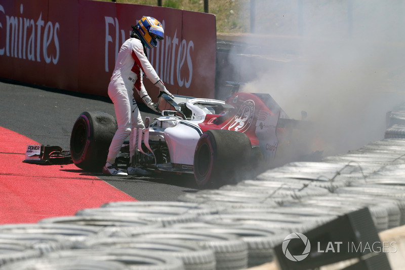 Авария и пожар: Маркус Эрикссон, Alfa Romeo Sauber C37