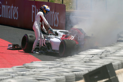 Marcus Ericsson, Sauber C37 va a sbattere nelle FP1 e prende fuoco