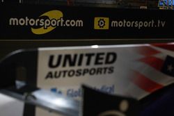 United Autosports devant les logos Motorsport.com et Motorsport.tv