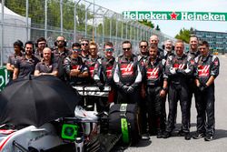 Haas F1 engineers op de grid met de wagen van Romain Grosjean, Haas F1 Team VF-18