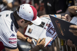 Charles Leclerc, Sauber, signe des autographes