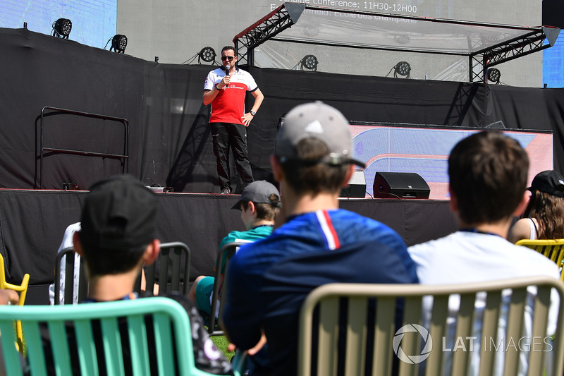 Julien Simon-Chautemps, ingegnere di pista Sauber, sul palco nella Fanzone