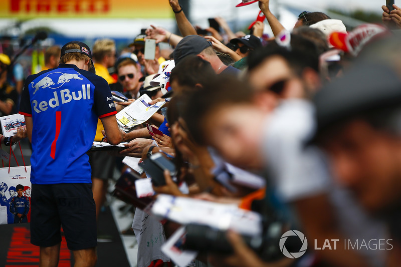 Brendon Hartley, Toro Rosso, signs autographs for fans