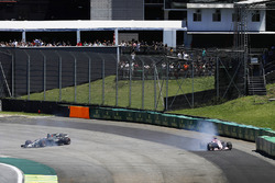 Romain Grosjean, Haas F1 Team VF-17 and Esteban Ocon, Sahara Force India F1 VJM10 crash