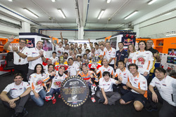 Campeón del mundo Marc Márquez, Repsol Honda Team, Dani Pedrosa, Repsol Honda Team con el equipo
