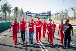 Sebastian Vettel, Ferrari camina en la pista con Maurizio Arrivabene, Ferrari y Riccardo Adami, ingeniero de Ferrari