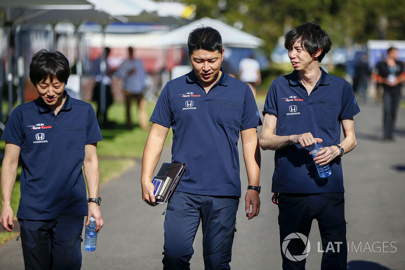 Toro Rosso Honda engineers