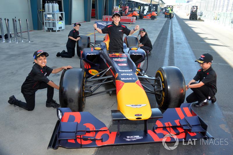 Grid çocukları ve Red Bull Racing F1 aracı