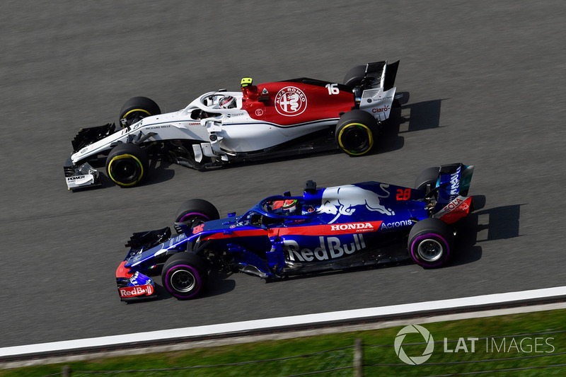 Charles Leclerc, Sauber C37 and Brendon Hartley, Scuderia Toro Rosso STR13