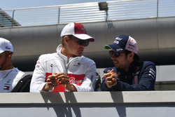 Marcus Ericsson, Sauber and Sergio Perez, Force India on the drivers parade