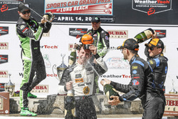 Podium: tweede Scott Sharp, Ryan Dalziel, Tequila Patron ESM, winnaars Joao Barbosa, Filipe Albuquer