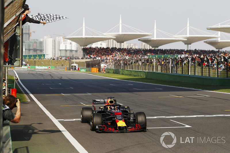 Daniel Ricciardo, Red Bull Racing RB14 Tag Heuer takes the win