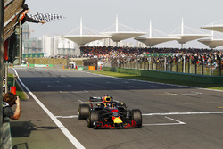 Daniel Ricciardo, Red Bull Racing RB14 Tag Heuer takes the win