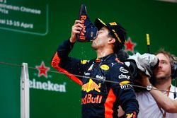 Podio: Ganador de la carrera Daniel Ricciardo, Red Bull Racing, bebe champán de su