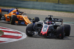 Ромен Грожан, Haas F1 Team VF-18, и Фернандо Алонсо, McLaren MCL33