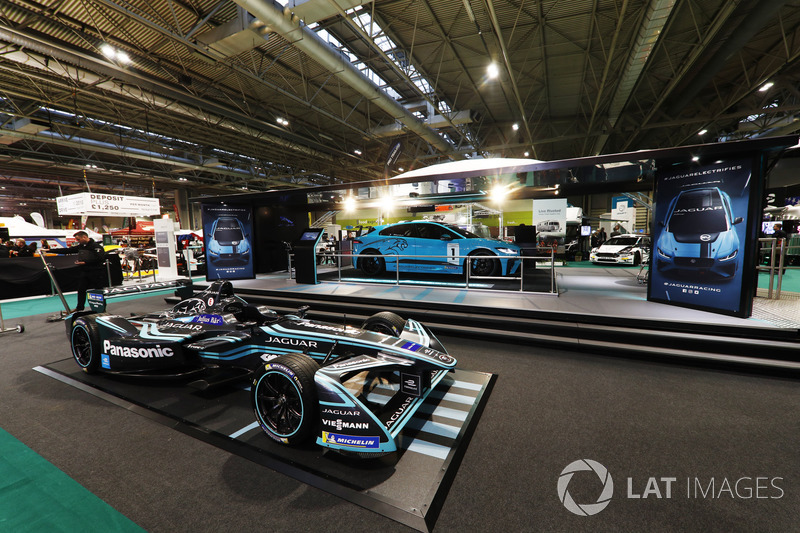 Болід Формули Е Jaguar Formula E та машина I-Pace eTrophy