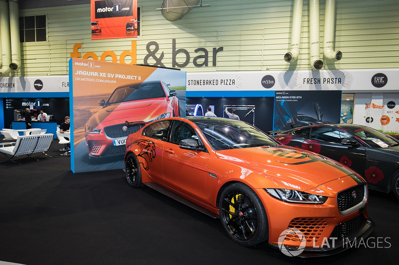 Jaguar XE SV Project 8 на стенді Motor1