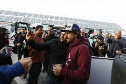 Fernando Alonso, United Autosports with fans