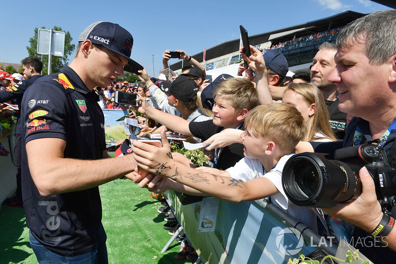 Max Verstappen, Red Bull Racing, atiende a los fans