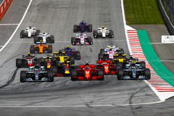Lewis Hamilton, Mercedes AMG F1 W09, Valtteri Bottas, Mercedes AMG F1 W09, Kimi Raikkonen, Ferrari SF71H, Max Verstappen, Red Bull Racing RB14, Sebastian Vettel, Ferrari SF71H, Romain Grosjean, Haas F1 Team VF-18, et le reste du peloton au départ de la course