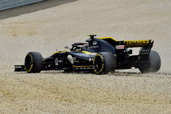Carlos Sainz Jr., Renault Sport F1 Team R.S. 18 dans les graviers