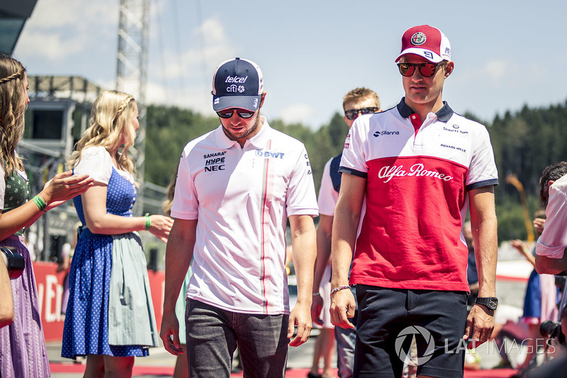Sergio Perez, Force India et Marcus Ericsson, Sauber lors de la parade des pilotes