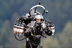 Un hombre usa un jet pack