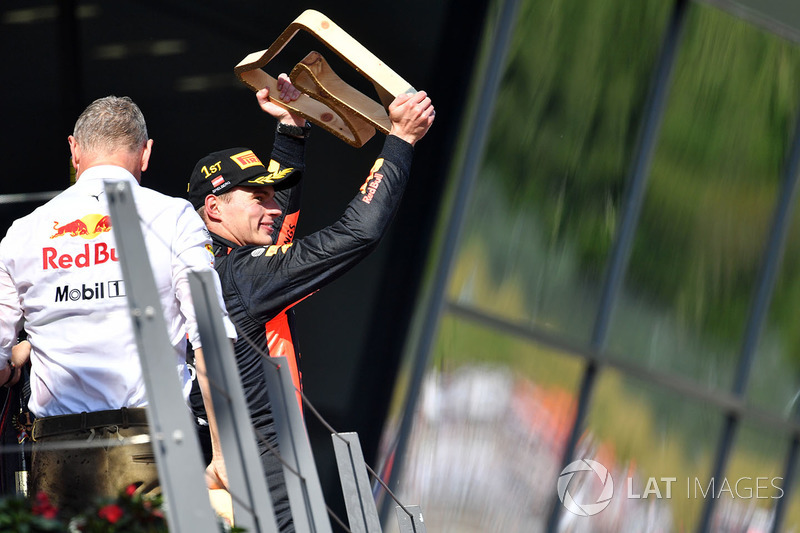 Il vincitore della gara Max Verstappen, Red Bull Racing, festeggia sul podio con il trofeo