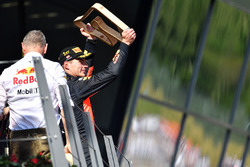 Le vainqueur Max Verstappen, Red Bull Racing sur le podium avec son trophée