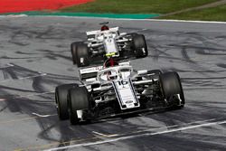 Charles Leclerc, Sauber C37 en Marcus Ericsson, Sauber C37 passeren de finish