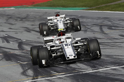 Charles Leclerc, Sauber C37 et Marcus Ericsson, Sauber C37 franchissent la ligne