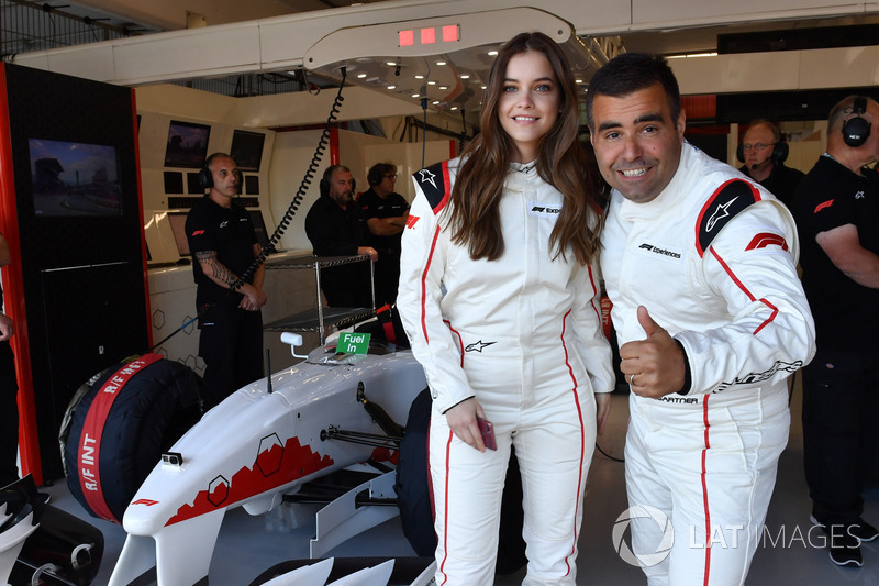 Barbara Palvin Model con  Zsolt Baumgartner, en el coche de dos plazas F1 Experiences