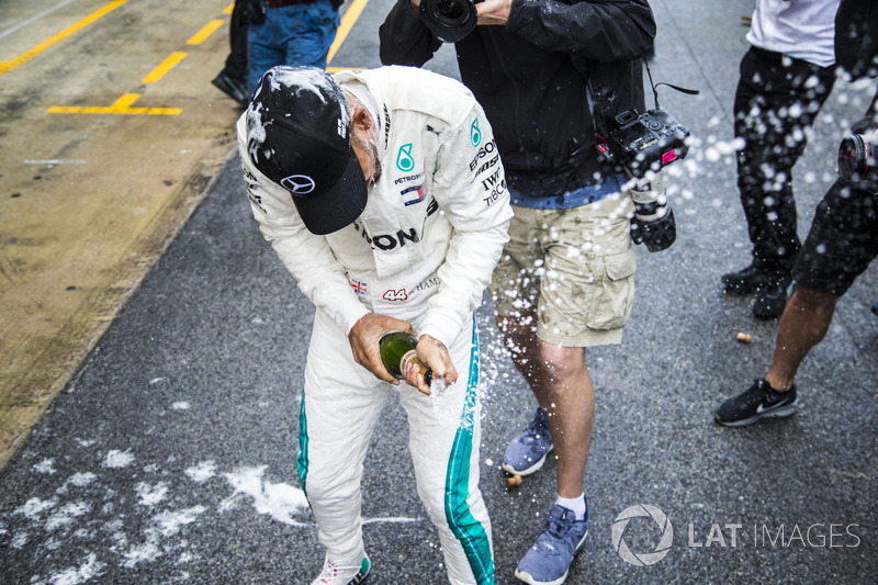 Hamilton tarolt a Mercedesszel Barcelonában - F1 2018