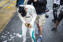 Lewis Hamilton takım ile kutlama yapıyor, Mercedes-AMG F1