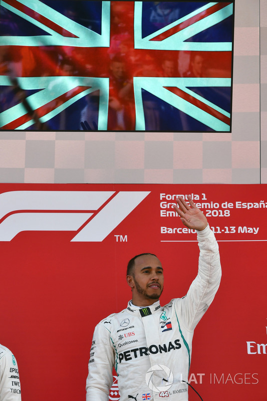 Hamilton tarolt a Mercedesszel Barcelonában - F1 2018
