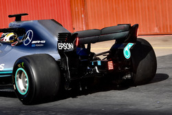 Lewis Hamilton, Mercedes-AMG F1 W09, con le luci sull'ala posteriore