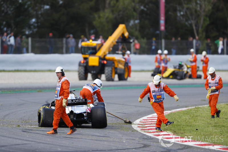 Маршалы чистят трассу после аварии Пьера Гасли, Scuderia Toro Rosso STR13, Ромена Грожана, Haas F1 Team VF-18, и Нико Хюлькенберга, Renault Sport F1 Team RS18