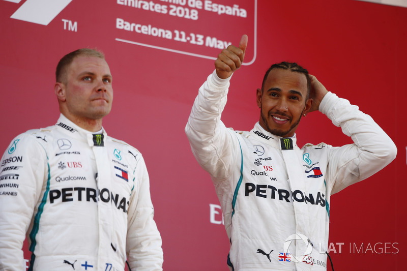 Lewis Hamilton, Mercedes AMG F1, festeggia la vittoria sul podio con Valtteri Bottas, Mercedes AMG F1