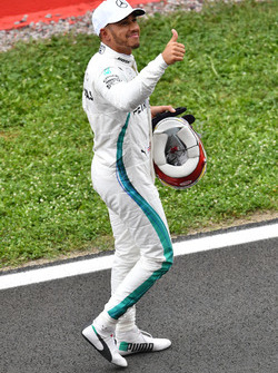 Ganador de la pole Lewis Hamilton, Mercedes-AMG F1 celebra en parc ferme