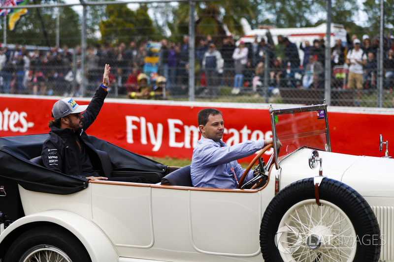 Fernando Alonso, McLaren, en el desfile de pilotos